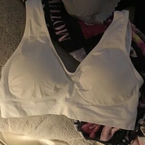 Women's White Intimate Bra, slightly padded, no underwire size 4xl please read